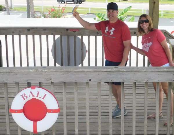 An image of a couple of people posing on the observation deck at Gran Maze in Panama City Beach, Florida.
